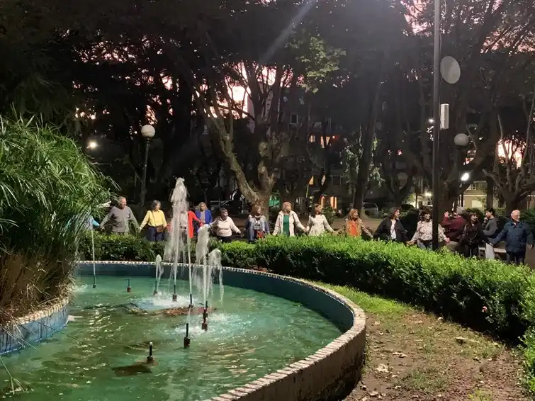abrazo simbólico