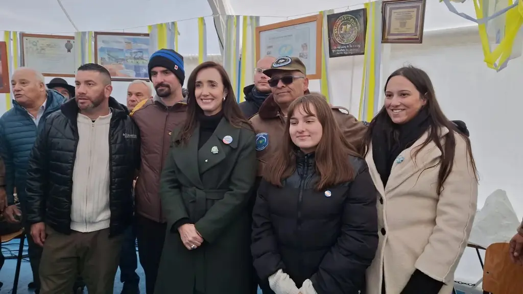 Victoria Villarruel con ex combatientes en Usuahia