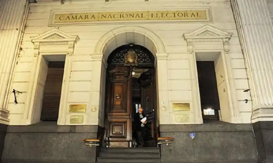 Resultados electorales por distrito: la CNE frena el conteo nacional del oficialismo