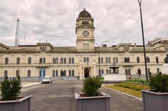 Se inició el pago de haberes a estatales con el aumento otorgado por el gobierno
