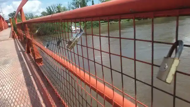 Cada vez más parejas se juran amor con el puente como testigo