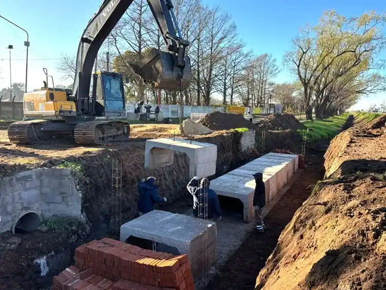 Colocación de módulos premoldeados construidos por personal municipal.