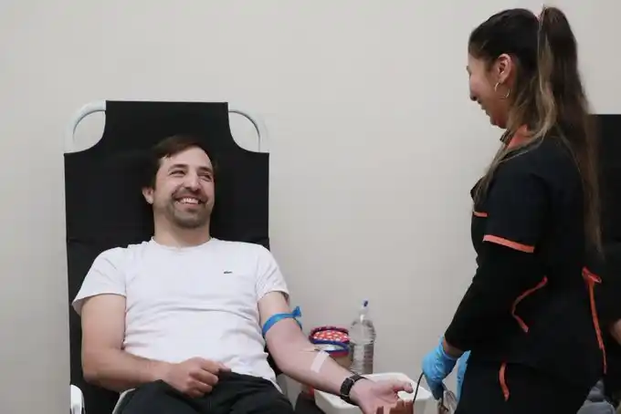 Kreplak donó sangre en el ministerio de Mujeres