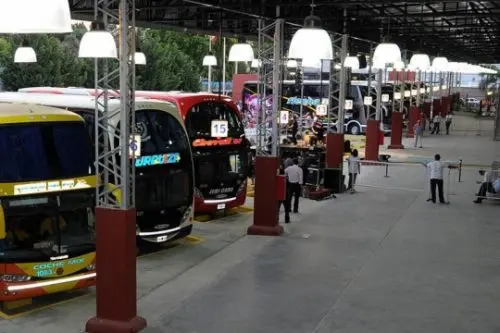 Choferes de micros de larga distancia mantienen paralizado el servicio