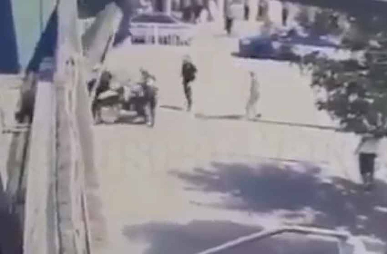 Se conoció el video del momento en el que la pared cae arriba del policía en el estadio de Belgrano