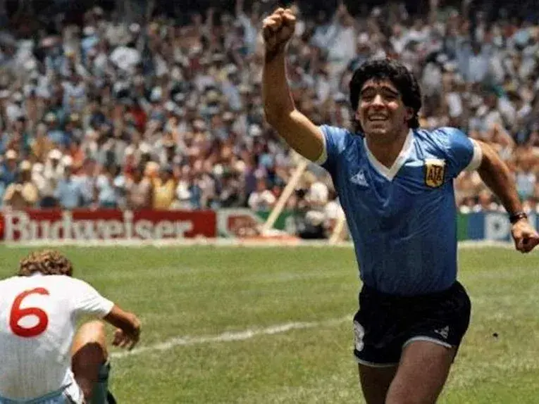 Hace 40 años, Argentina vencía 2 a 1 a Inglaterra con dos goles inolvidables de Diega Maradona. Foto:NA