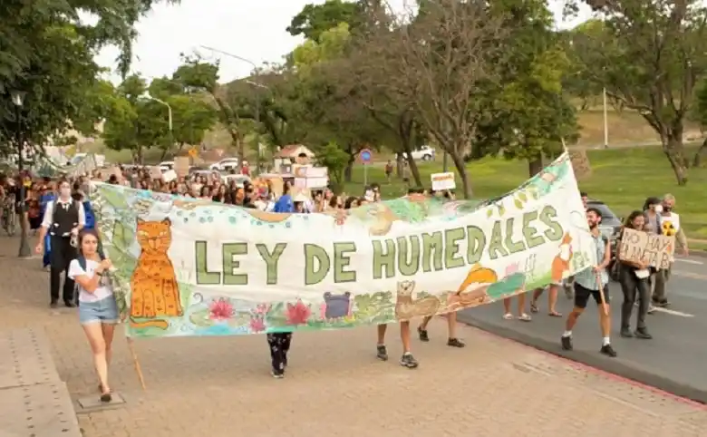Se marchó en Paraná en defensa de los humedales