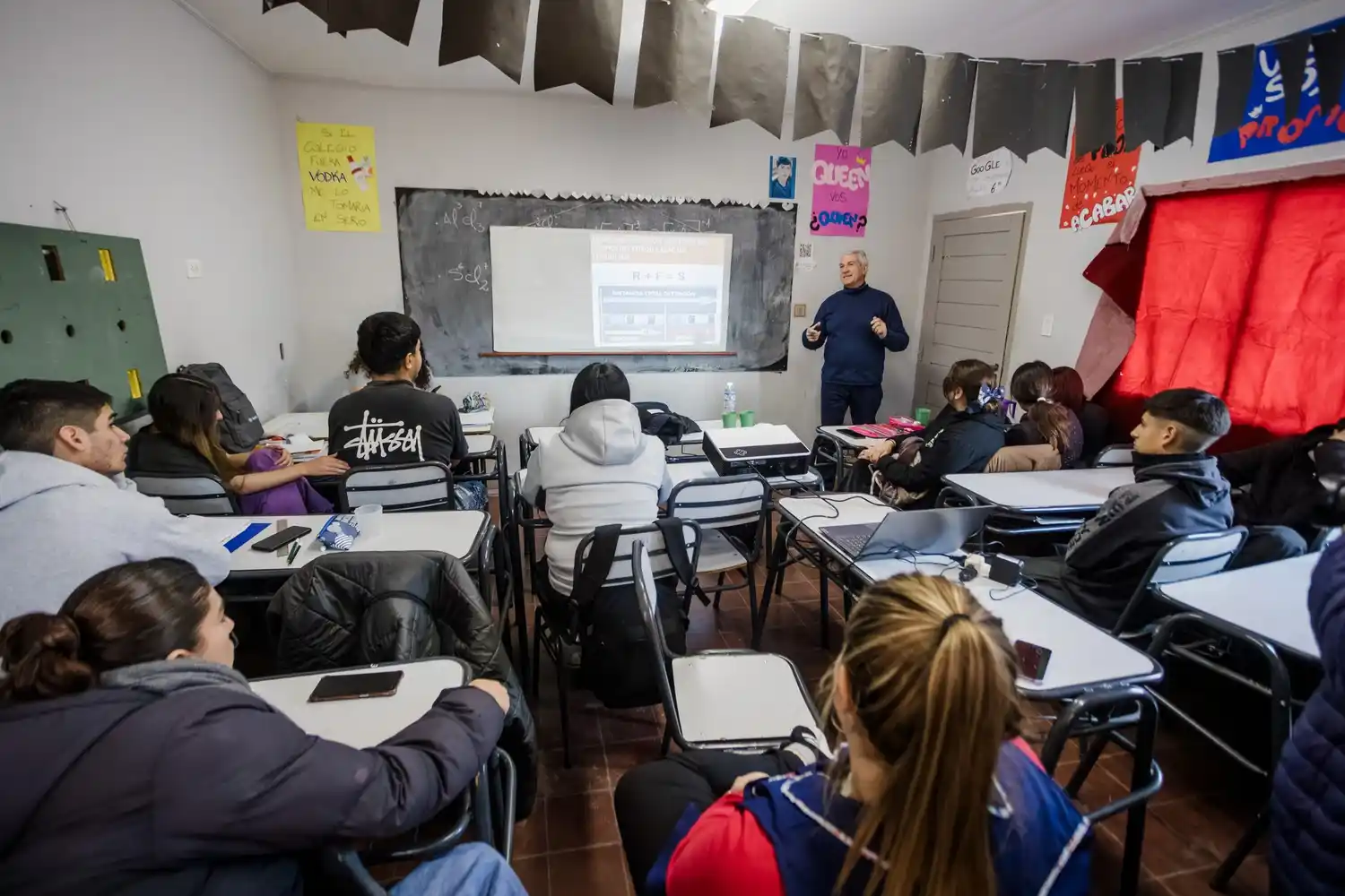 Durante los encuentros, se abordan las normativas viales vigentes y se reflexiona sobre las consecuencias de no respetarlas.