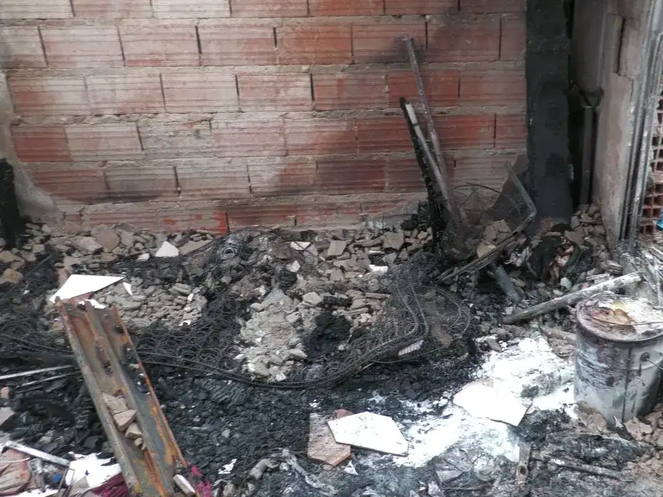 En Vicente López al 900 sólo quedó cenizas y restos de la estructura del hogar.