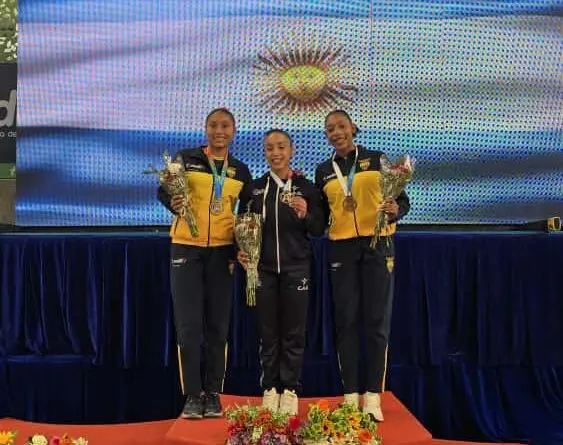 La rafaelina Lucía González(centro), oro sudamericano en salto.