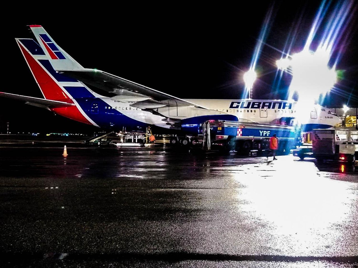 Cubana de Aviación canceló sus vuelos entre Buenos Aires y Cuba porque Argentina le niega la carga de combustible