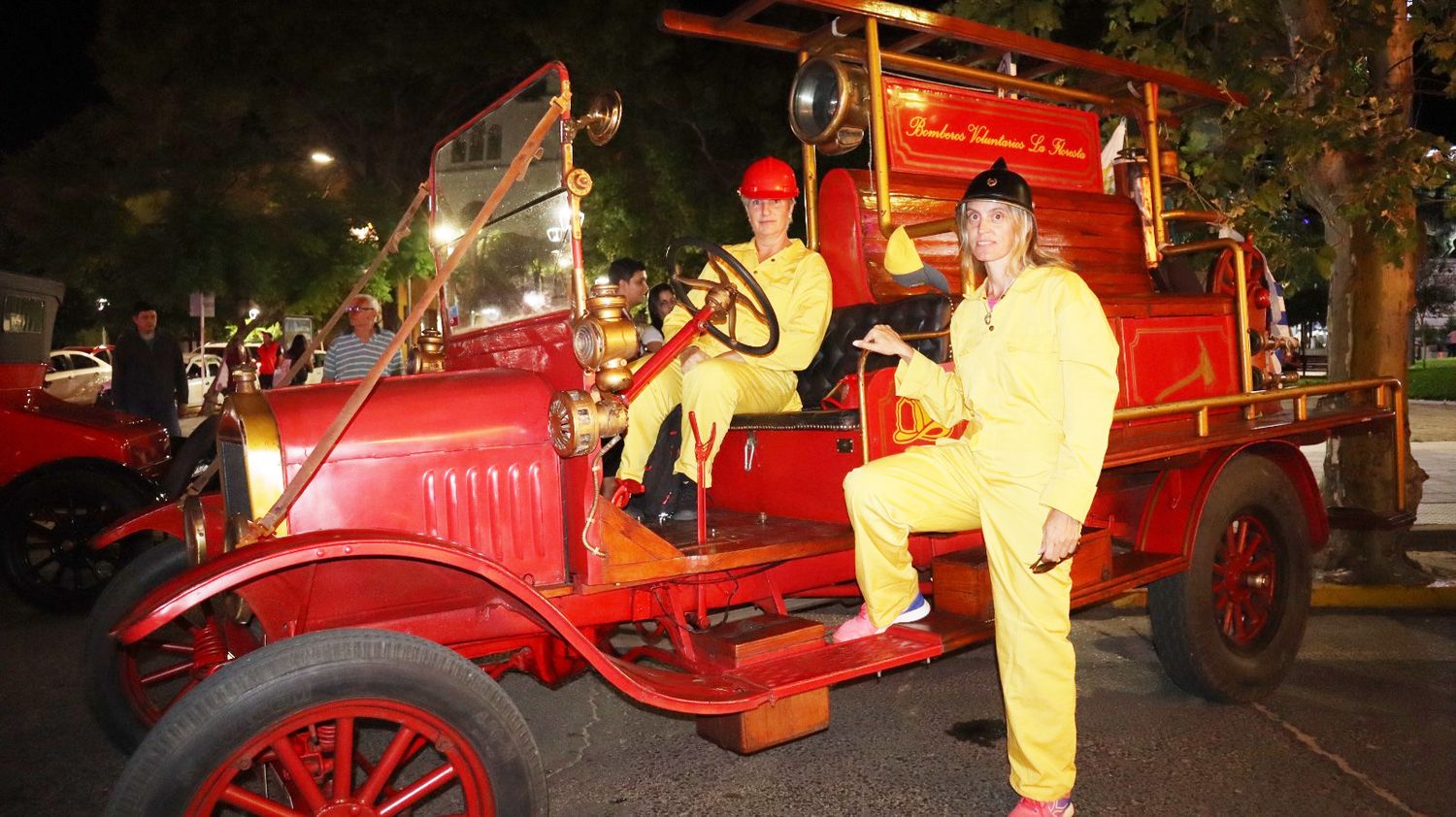 Los autos antiguos y clásicos coparon la ciudad