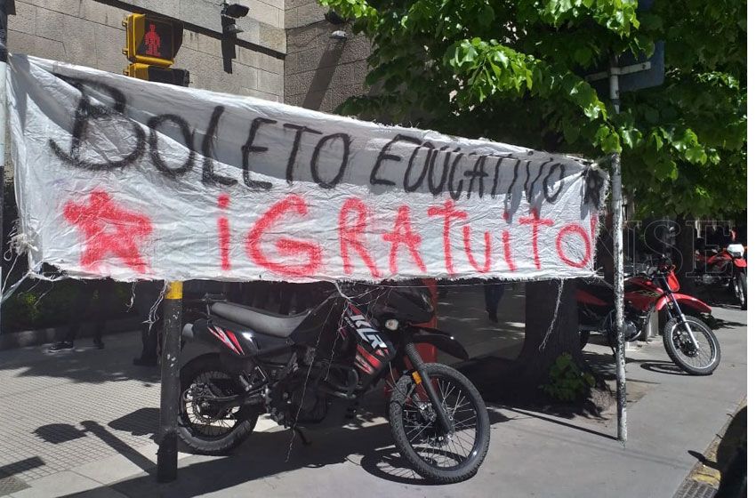 Pase estudiantil: cruces, gritos y polémica entre funcionarios municipales y padres