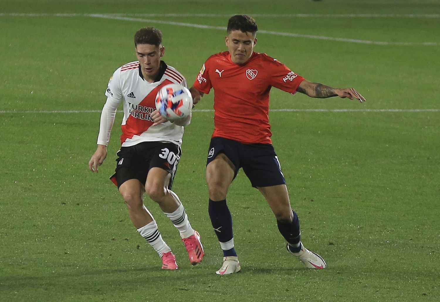 Independiente sacó ventaja y River lo atropelló hasta llegar al merecido empate
