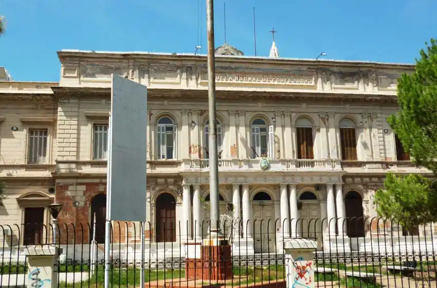 Grave denuncia contra un docente de nivel inicial del Normal 1 que se fotografió desnudo en la escuela