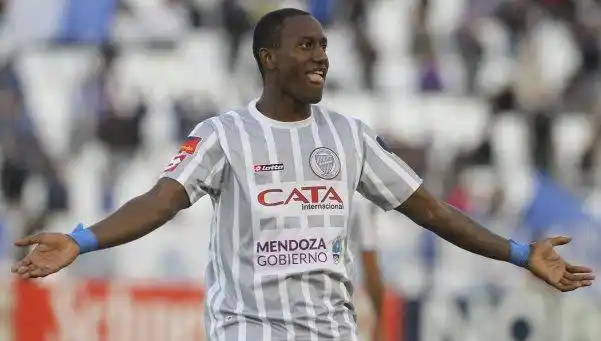 Godoy Cruz, con un Ayoví intratable, derrotó a Aldosivi