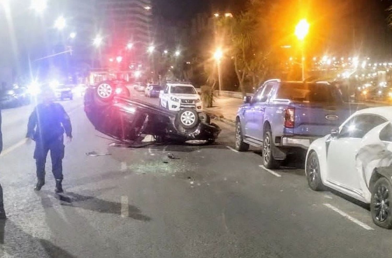 Volcó su auto en Playa Grande y lo dejó abandonado