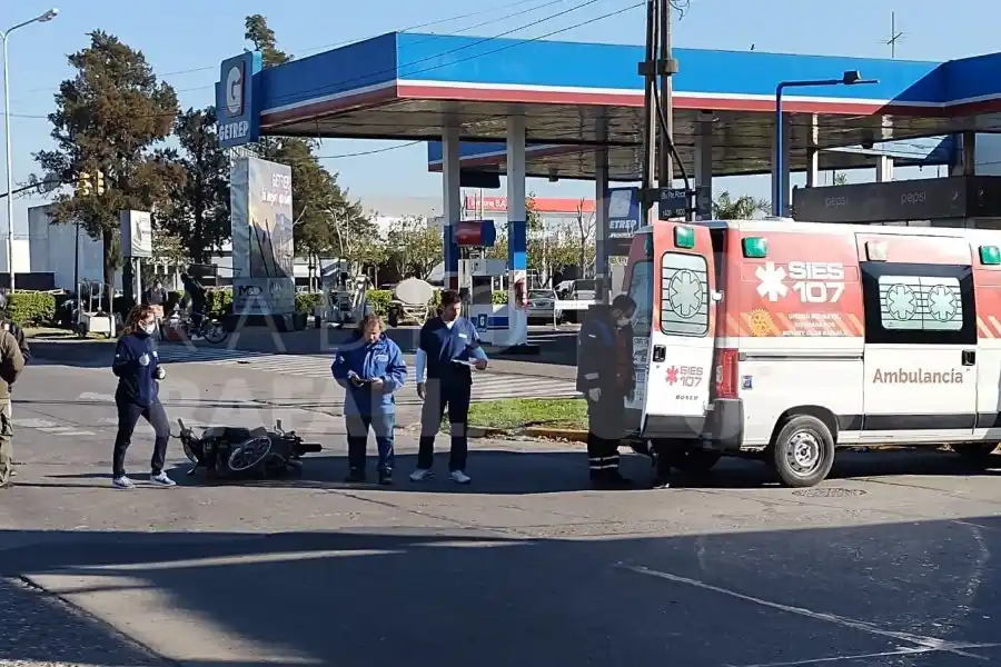Nuevo siniestro en Bv. Roca: colisionaron dos motociclistas y una mujer resultó afectada