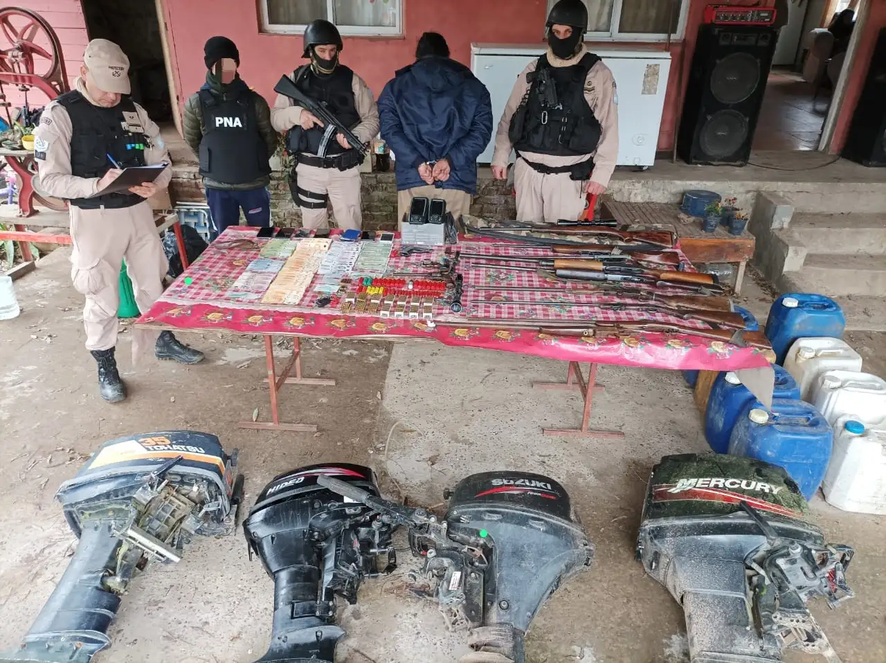 Secuestraron armas y municiones de distintos calibres, 42 celulares, electrodomésticos, ocho vehículos, siete embarcaciones y dinero en efectivo.