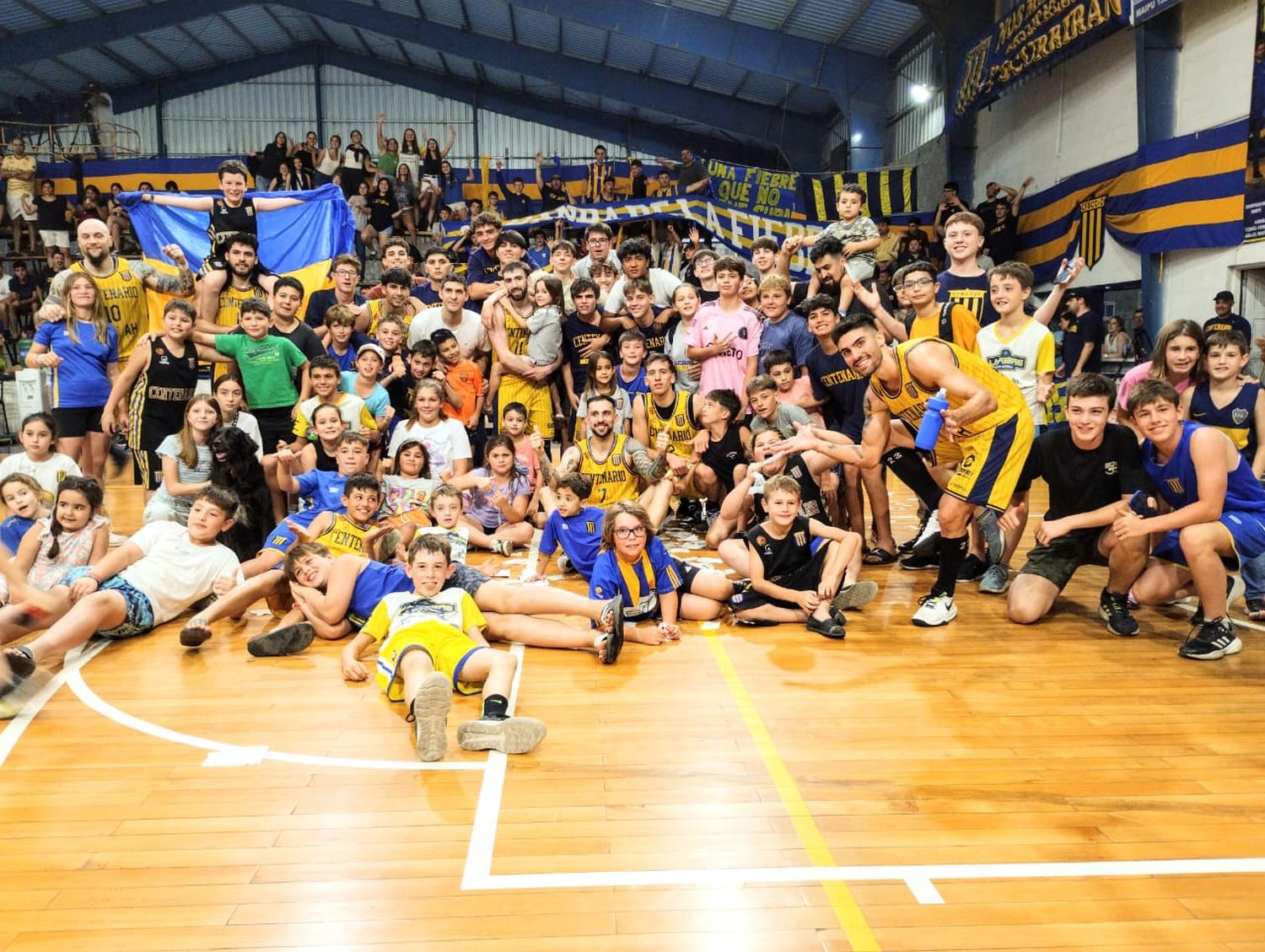 El festejo fue todo de "La Fiebre" que sigue imparable y dio el primer paso de cara al título. Foto: Fabián Gallego.