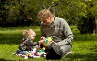 Mitad papá, mitad abuelo: tener otro hijo… a los 50