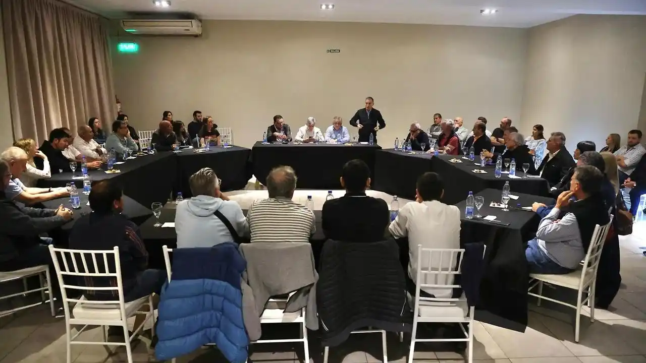 Intendentes peronistas con imagen positiva lanzan una tercera vía en Provincia: "No estamos ni con Axel ni con Cristina"