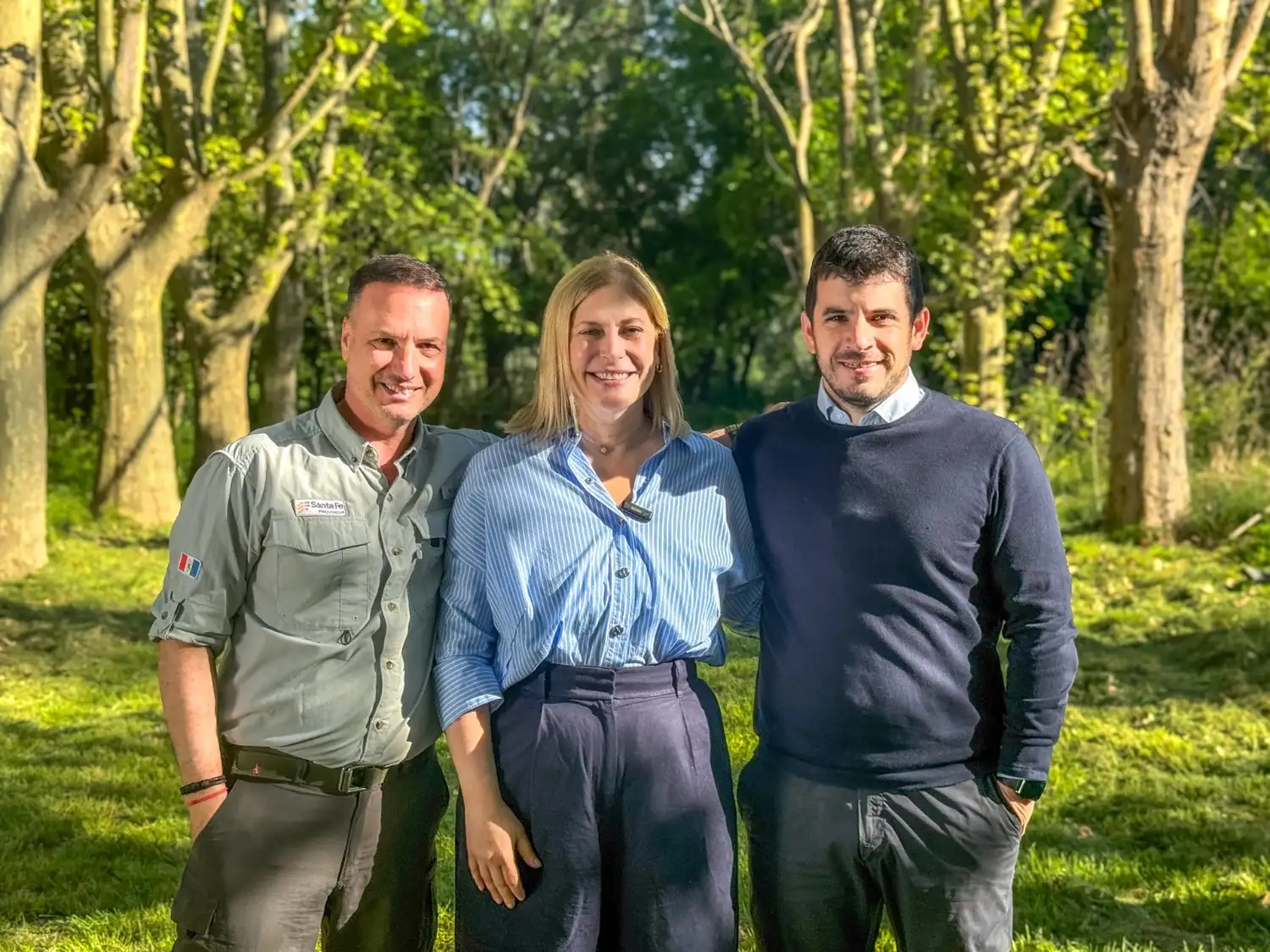Los venadenses Lisandro Enrico y Leonel Chiarella flanquean a la candidata Scaglia.