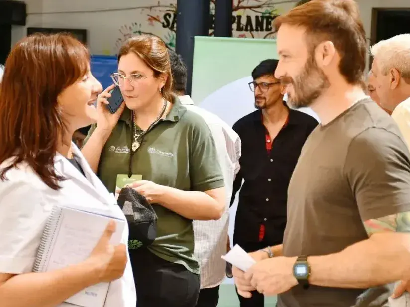 Azcué puso el foco en la presencia municipal en los barrios y la respuesta a los vecinos