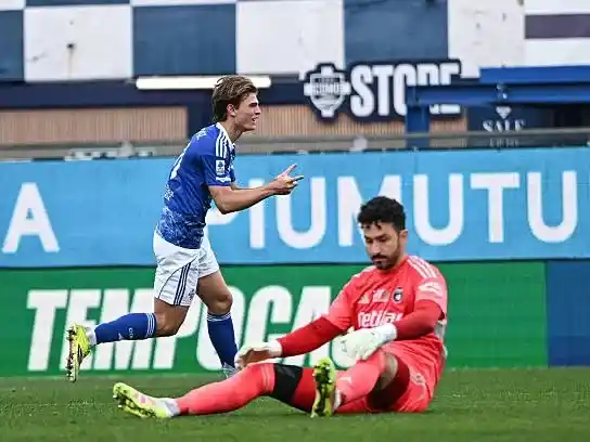 Paz celebra su gol para Como.