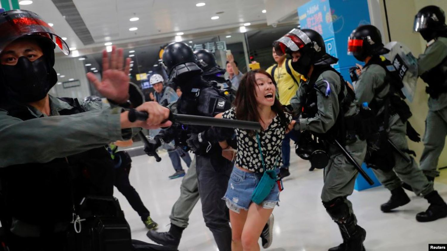Varios heridos y detenidos tras duros enfrentamientos en centro comercial de Hong Kong