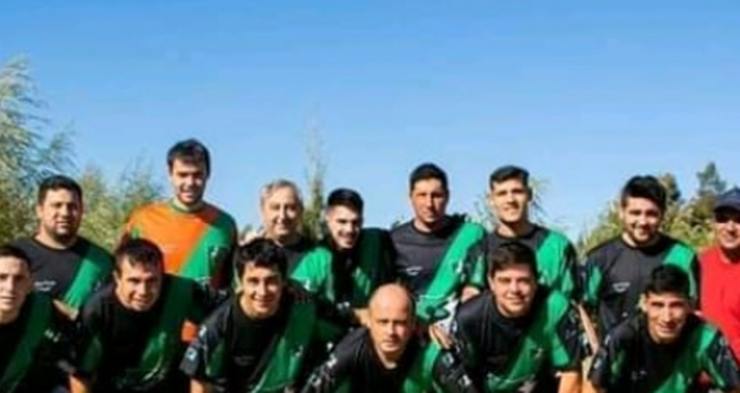 Equipo de fútbol prepara olla solidaria en barrio Banfield