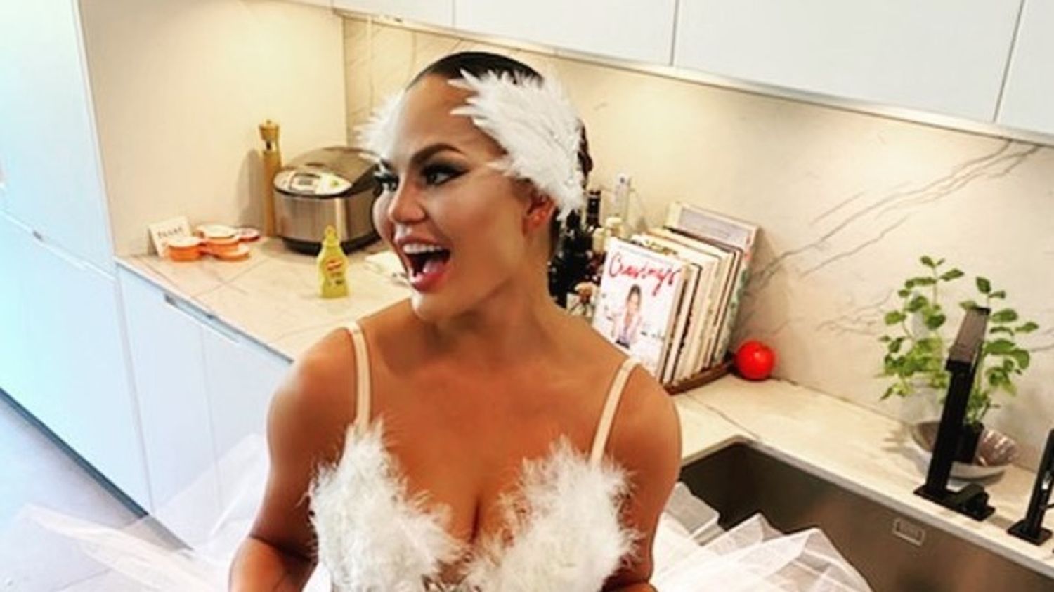 EMOTIVO: Chrissy Teigen se tatuó el nombre del bebé que perdió