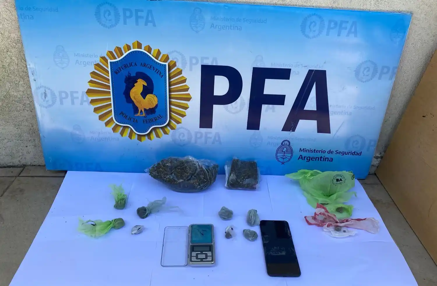 El sujeto comercializaba drogas en su casa y en formato delivey.