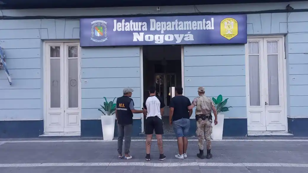 Fueron detenidos al querer vender un arma robada