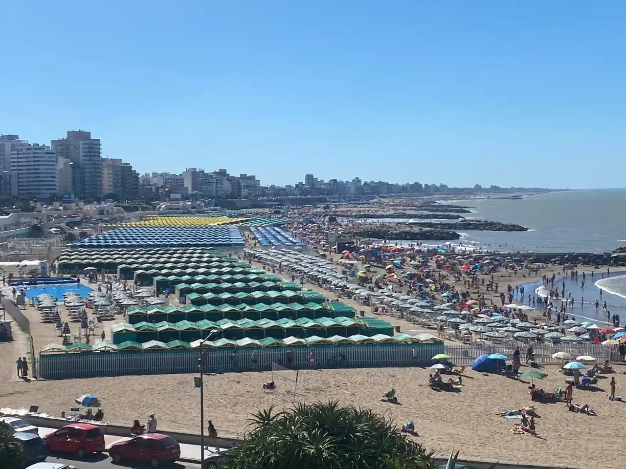 El calor no se va y la gente se aferra al último sol que calienta.