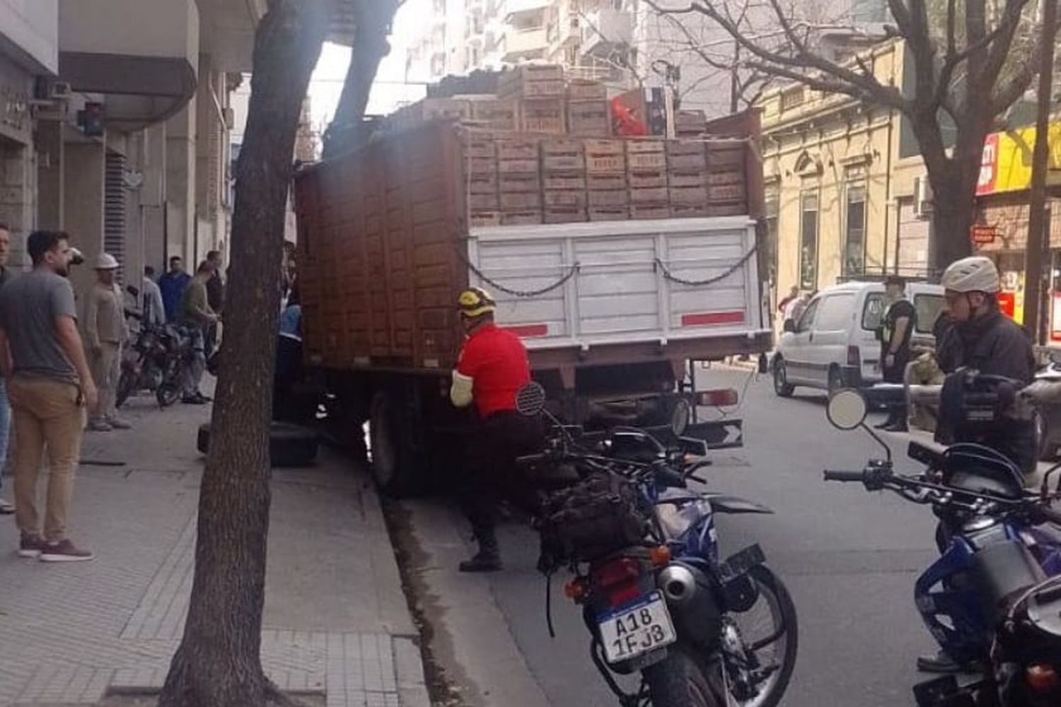 Impactante choque en el centro: un camión se incrustó en un árbol y el conductor quedó atrapado