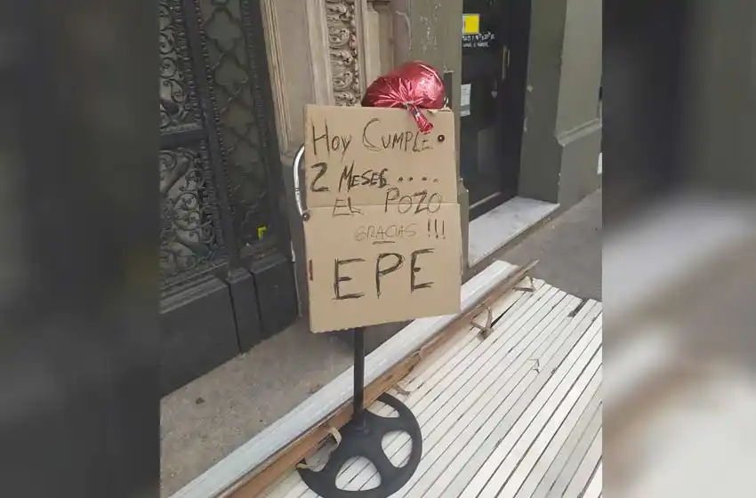 Cansados de no tener respuestas, vecinos de Corrientes al 1600 le festejaron el cumple mes a un pozo