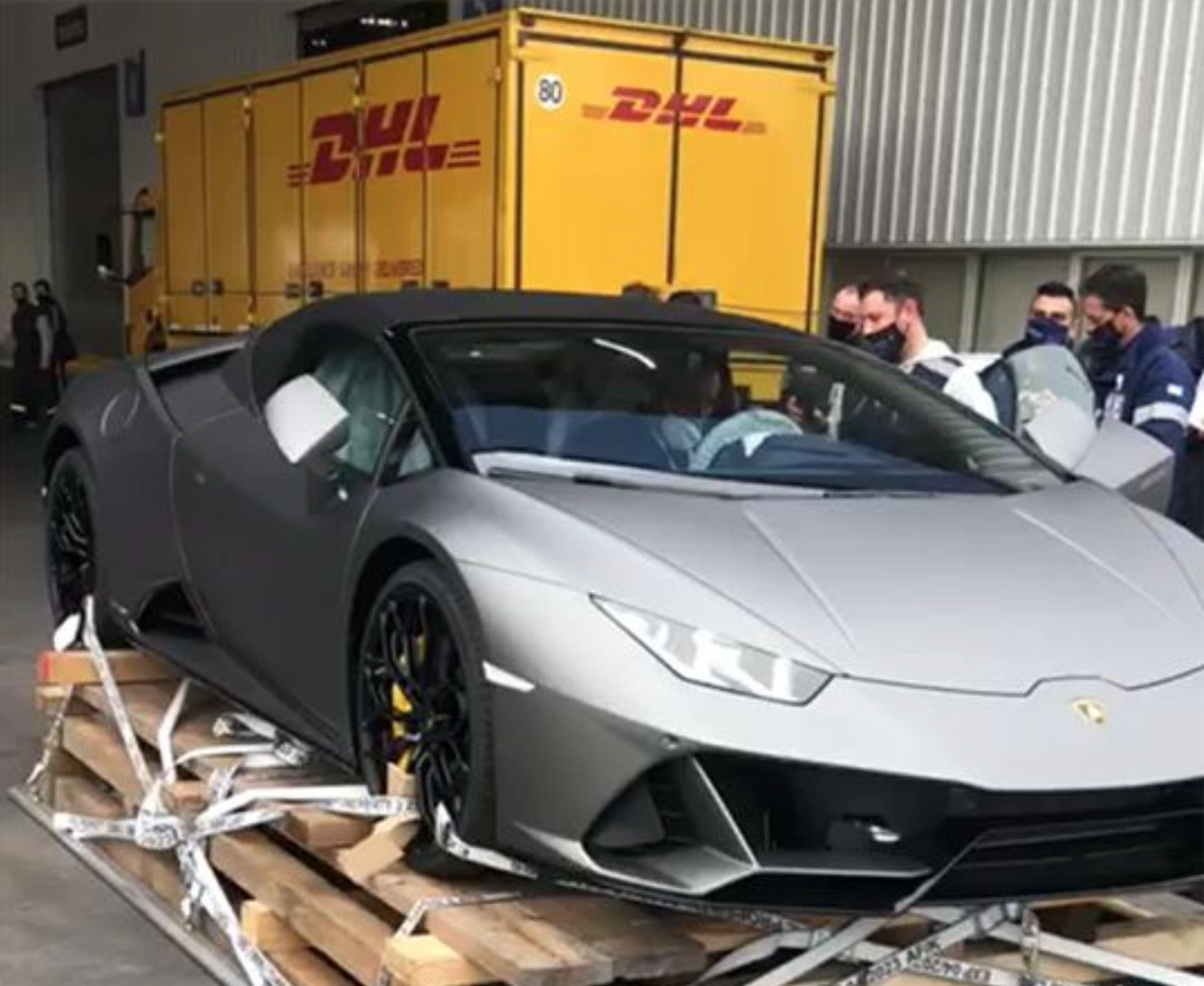 Sorpresa en Ezeiza, uno de los autos más caros y veloz