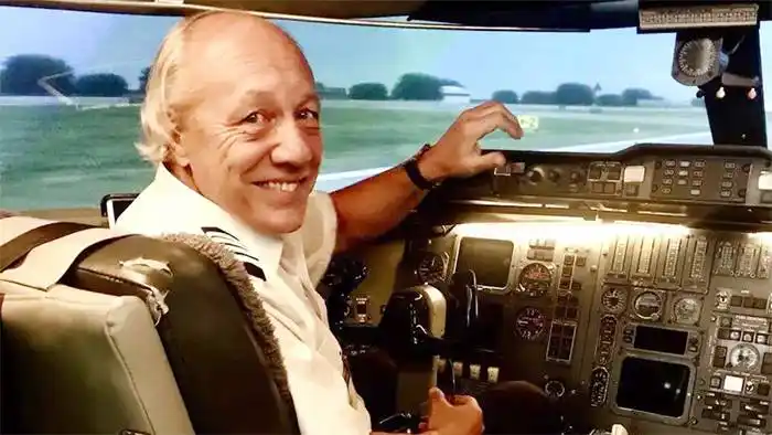 Piloto contó su experiencia con un ovni: �SLo tuve  al lado de la puntera del ala⬝