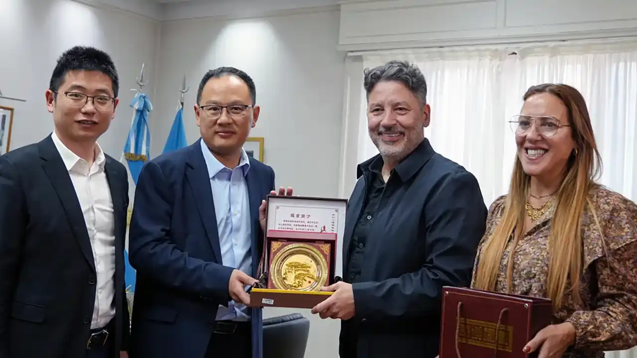 Gustavo Menéndez, recibió por segunda vez en pocas semanas a autoridades de Anhui Conch Cement, la cementera más grande de China.