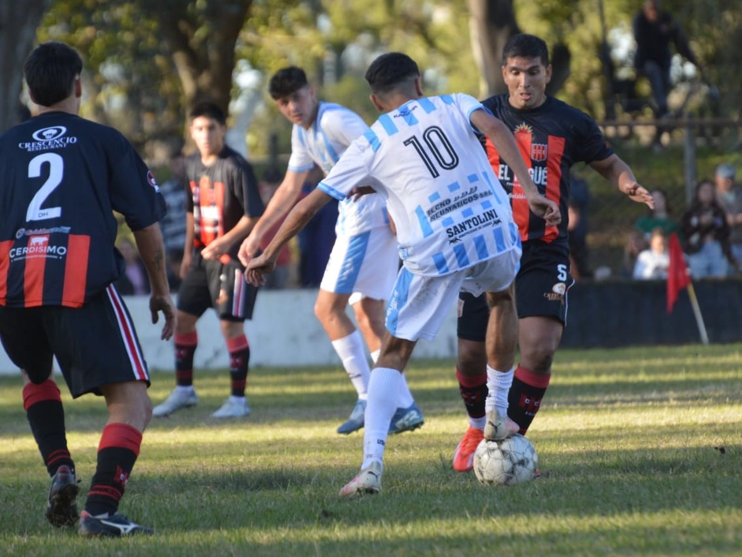 Román Arenas y Sergio Lambert disputan la pelota en mitad de cancha (crédito: Magaa Escalante)
