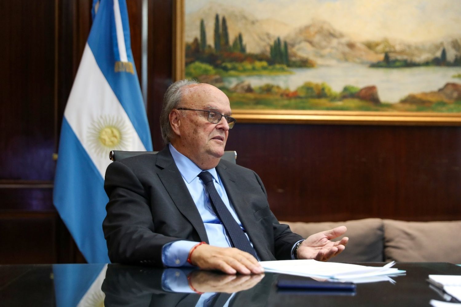 De Mendiguren aseguró que están ocupados "en conseguir los dólares que el país necesita para seguir creciendo"