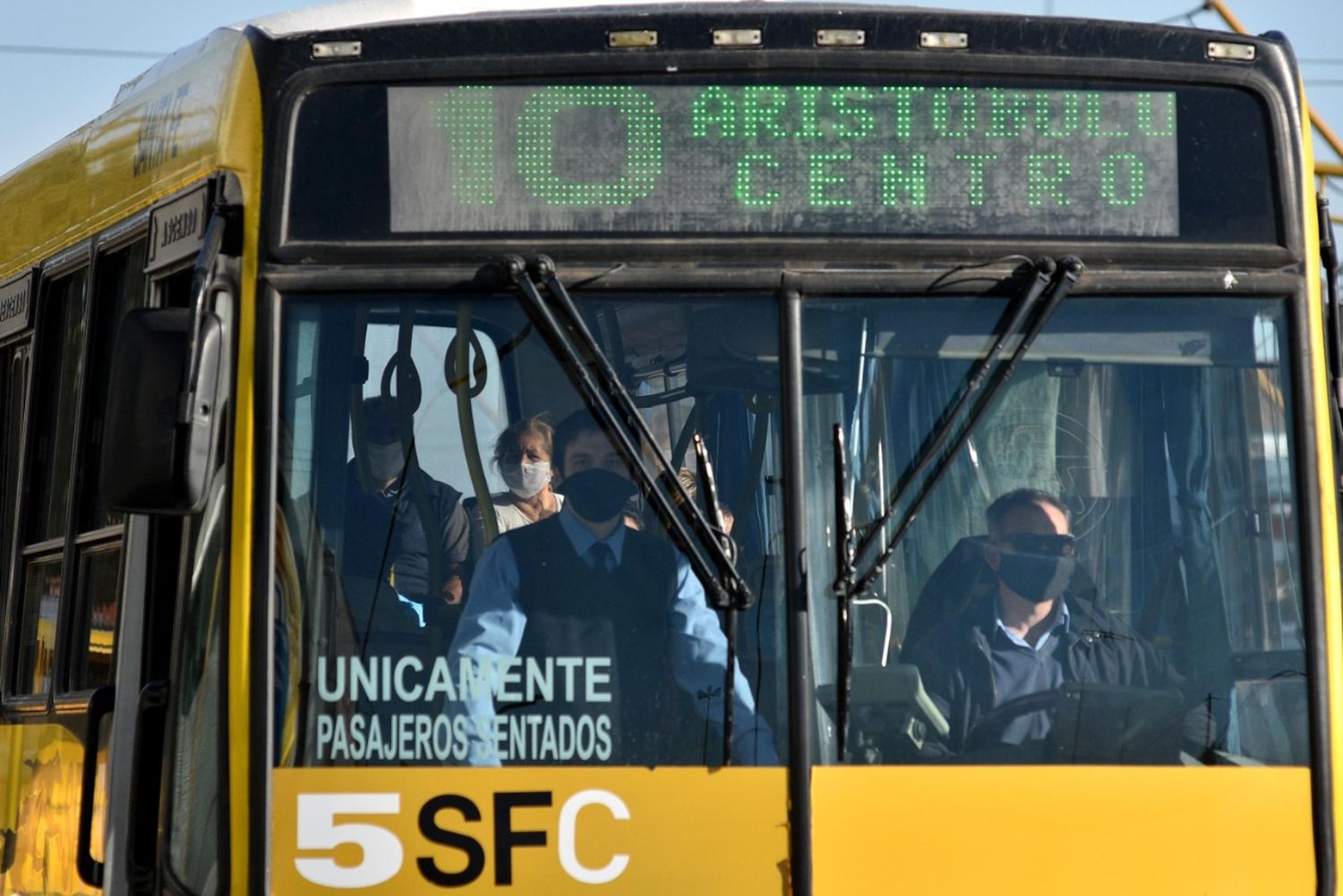 A punta de pistola asaltaron a un colectivero y a varios pasajeros