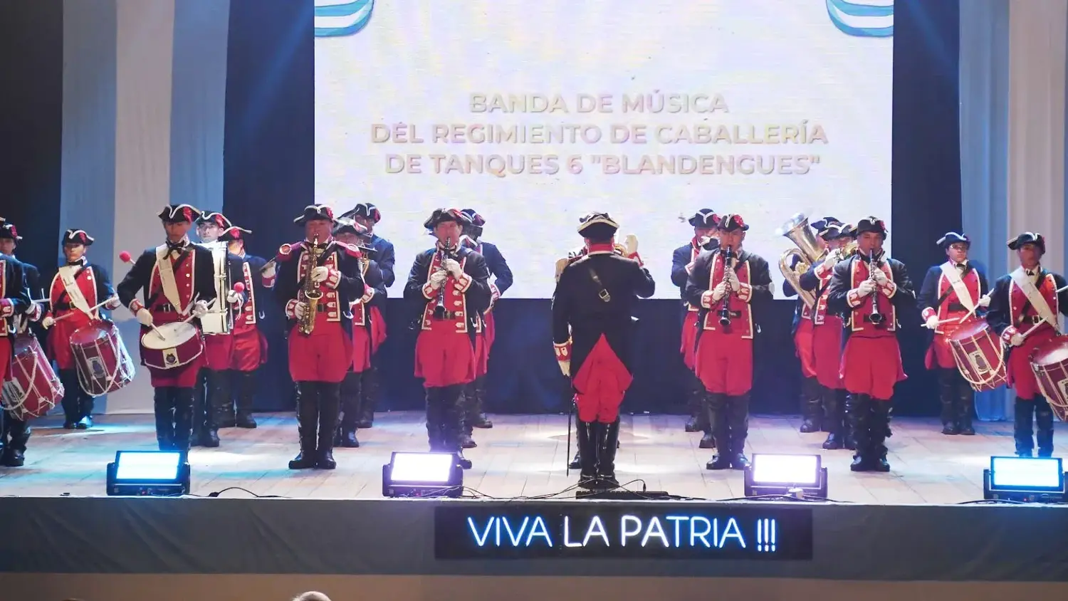 Función cultural de honor por el 210° aniversario de la declaración de la Independencia