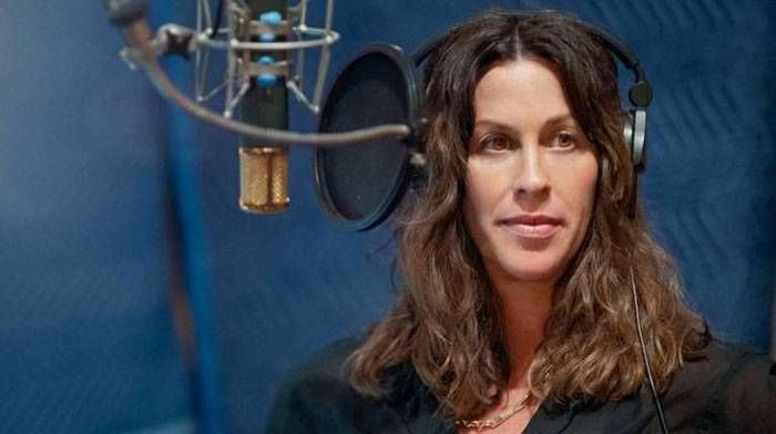 Alanis Morissette rompió el silencio y conto que fue abusada por varios hombres a los 15 años
