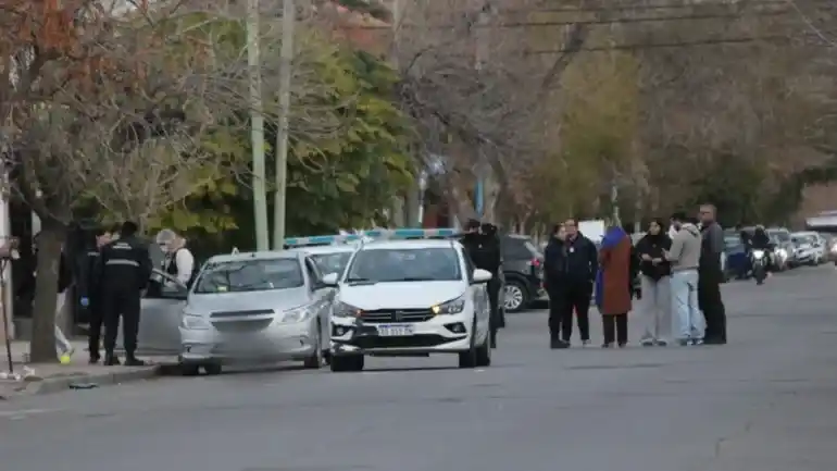 Personal de Criminalística investiga el hallazgo en pleno centro de General Roca