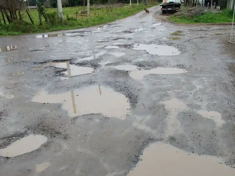 El reclamo de los vecinos es conocido. Ahora uno de ellos pidió a través de un video que se reparen las cuadras más destruidas (Foto archivo)