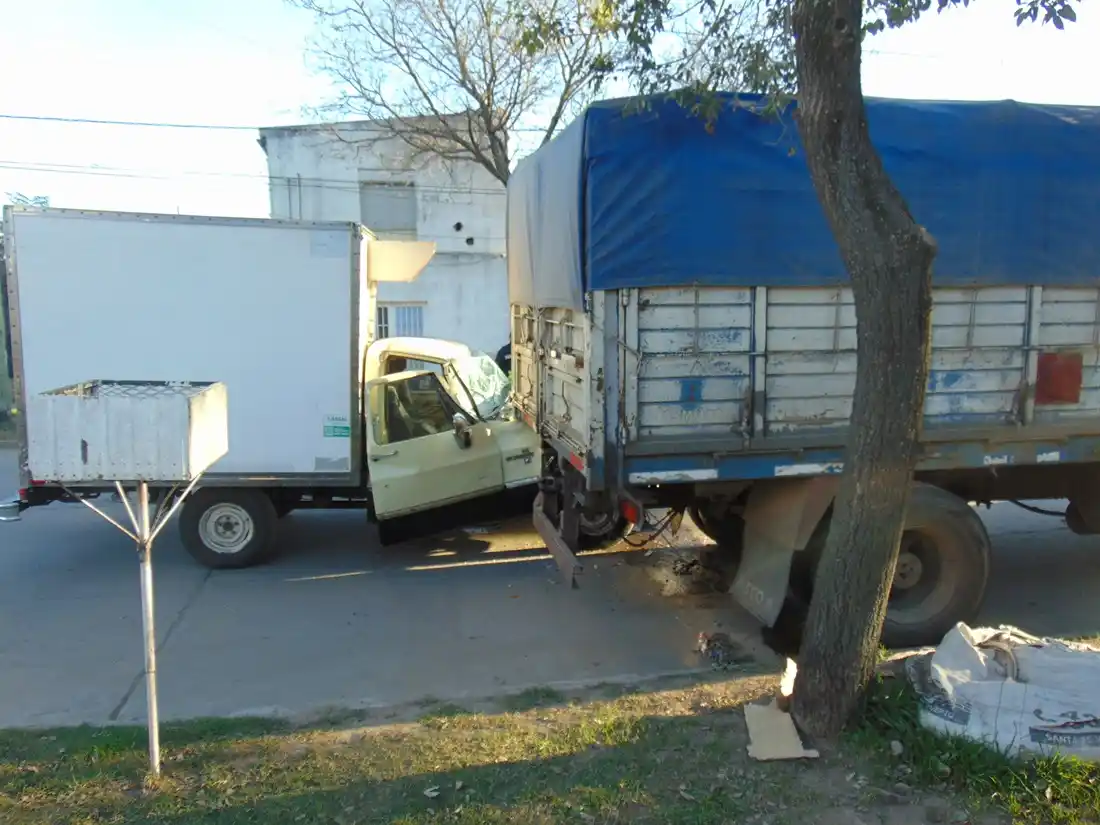 Fuerte accidente entre una camioneta y un camión.