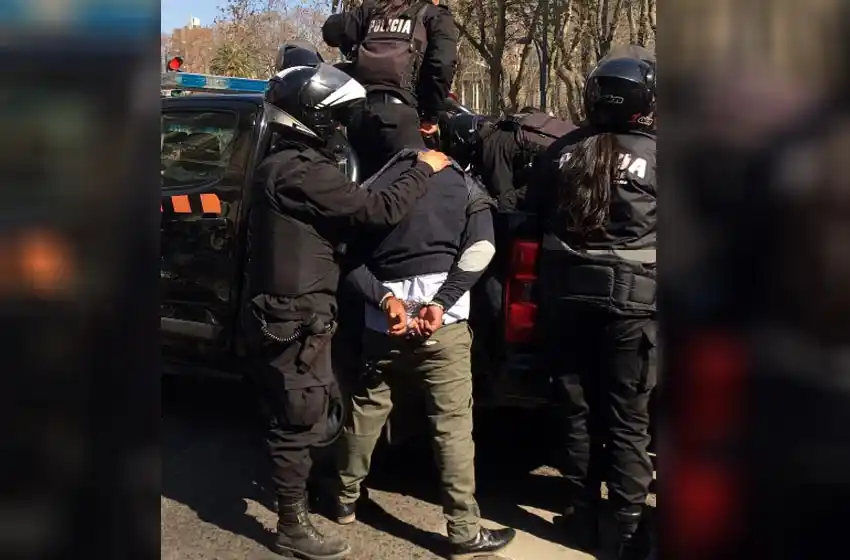 Detienen a dos motochorros tras robar 40 mil pesos