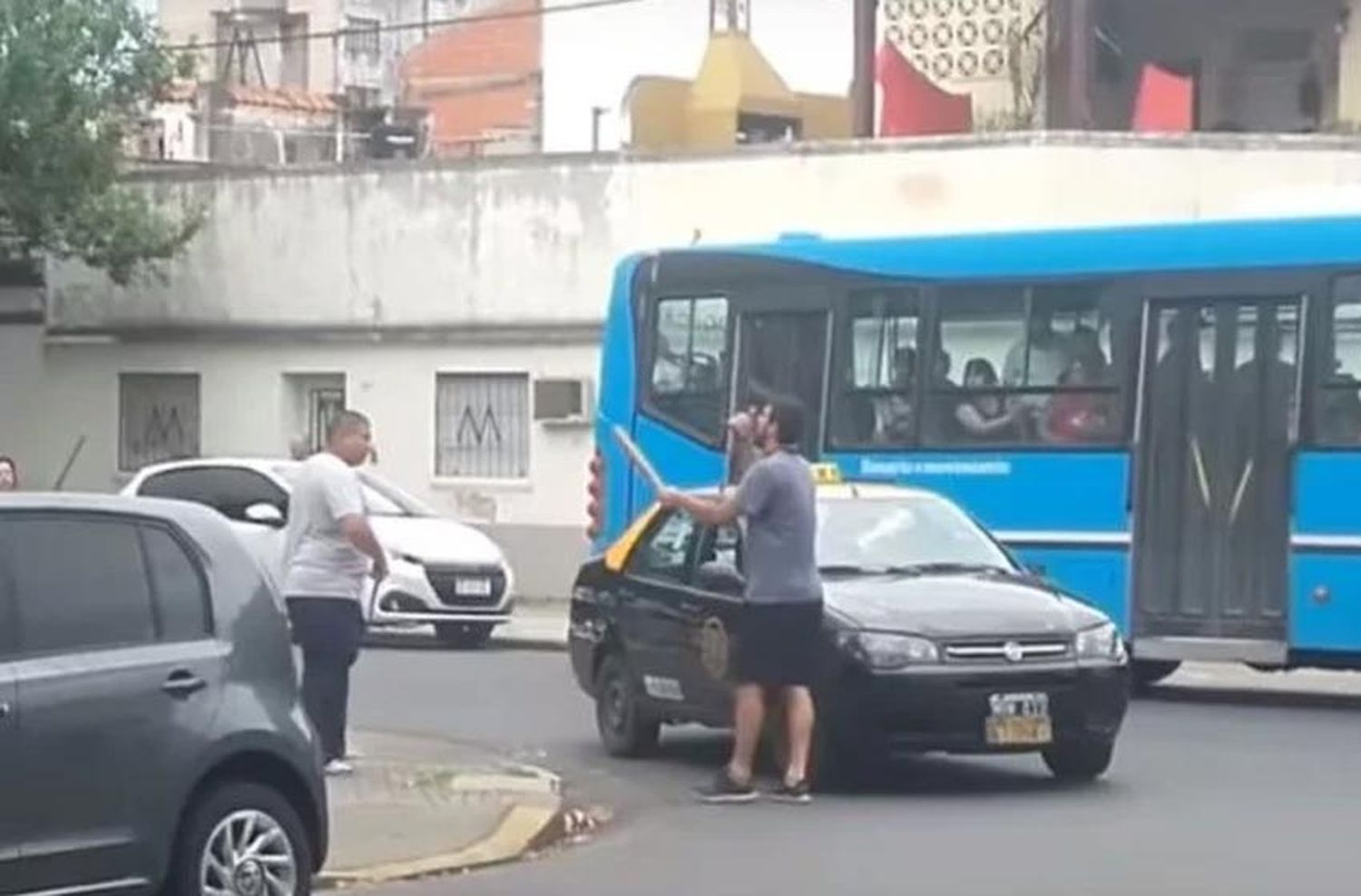 Gritos, palos y amenazas: taxista discutió con automovilista en plena calle